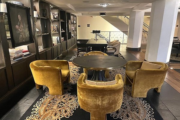 LibraryHotelFig0004