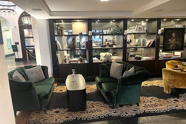 LibraryHotelFig0002