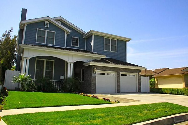 UNI 8833-Valley Village